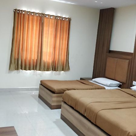 Hotel Dwaraka Paradise 하이데라바드 외부 사진
