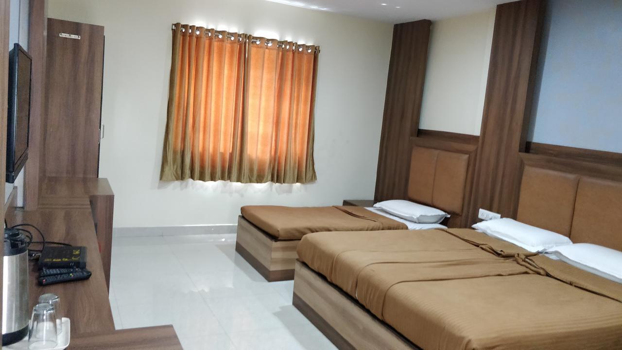 Hotel Dwaraka Paradise 하이데라바드 외부 사진